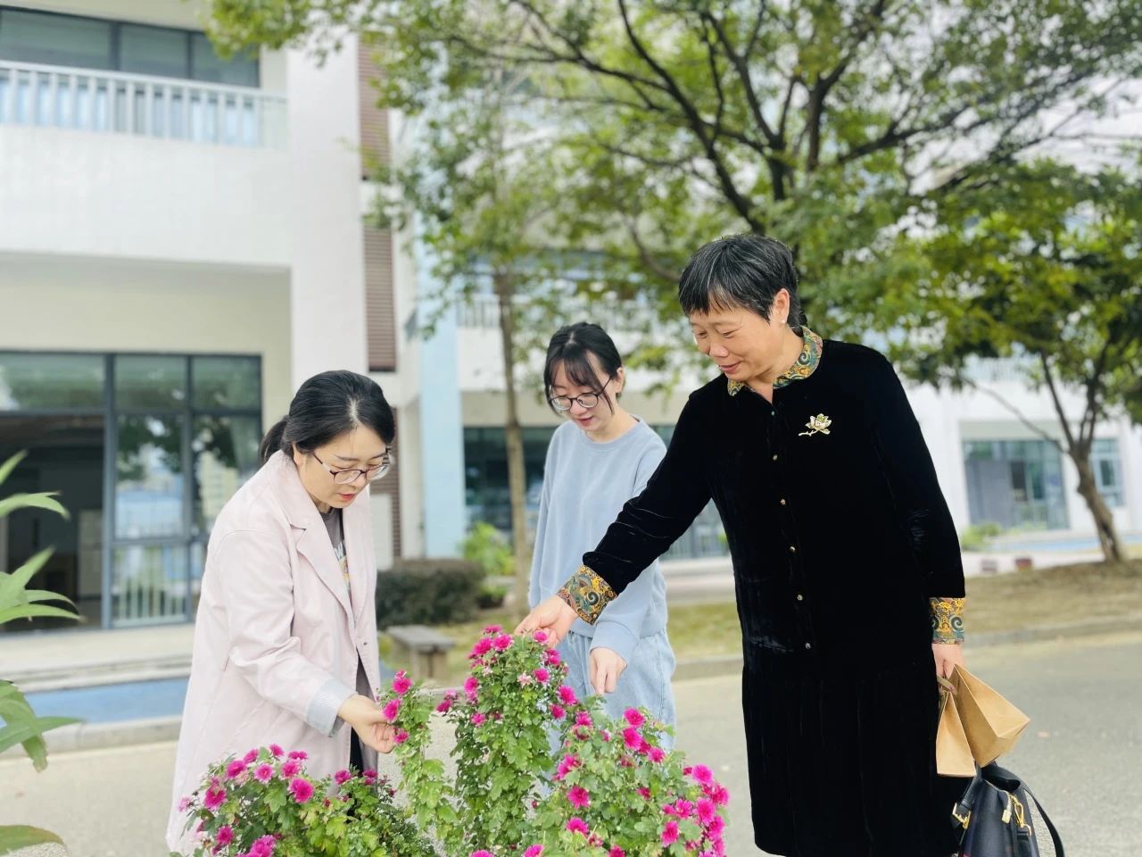 重阳秋色暖，敬老情更浓